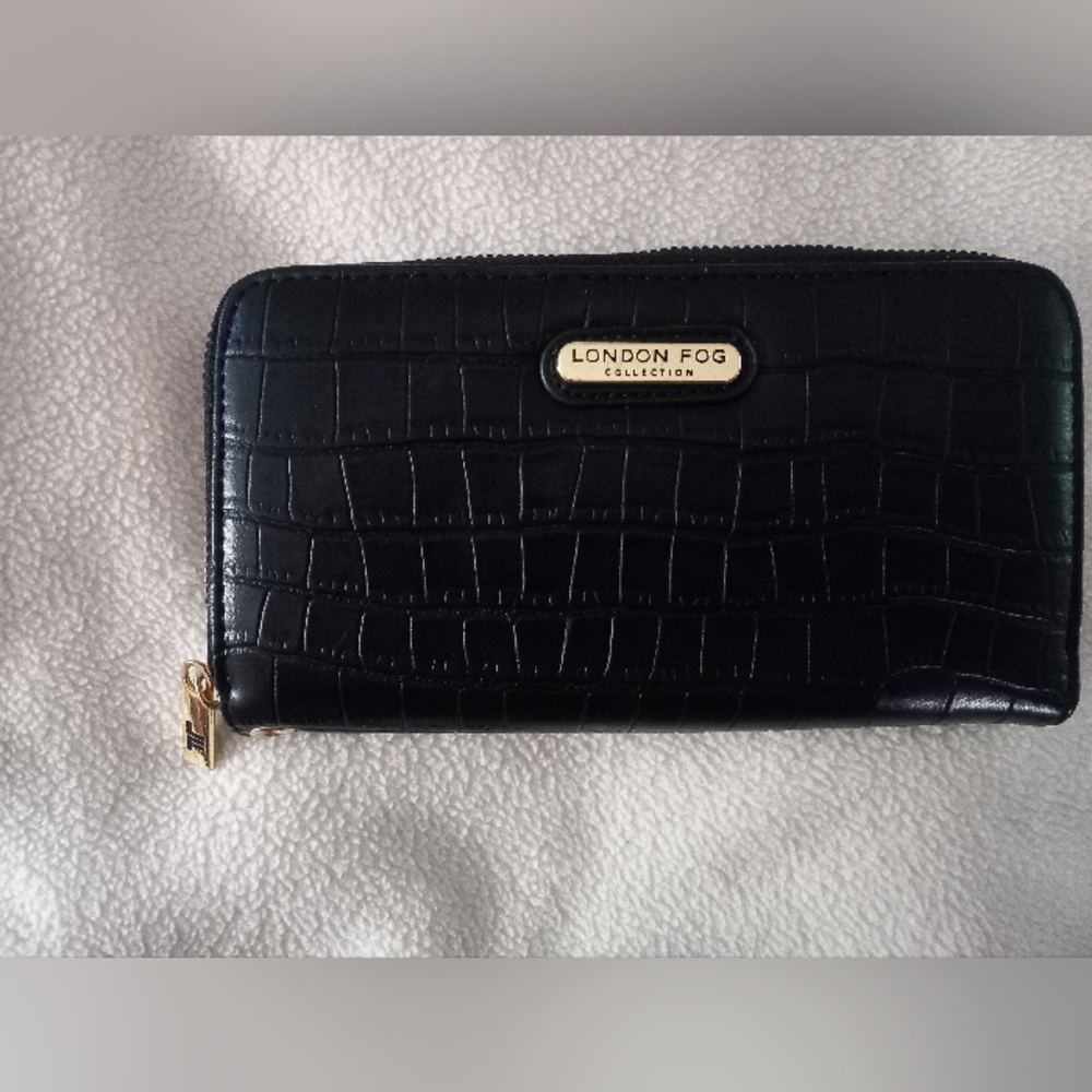 London Fog woman's zipper wallet/ID holder